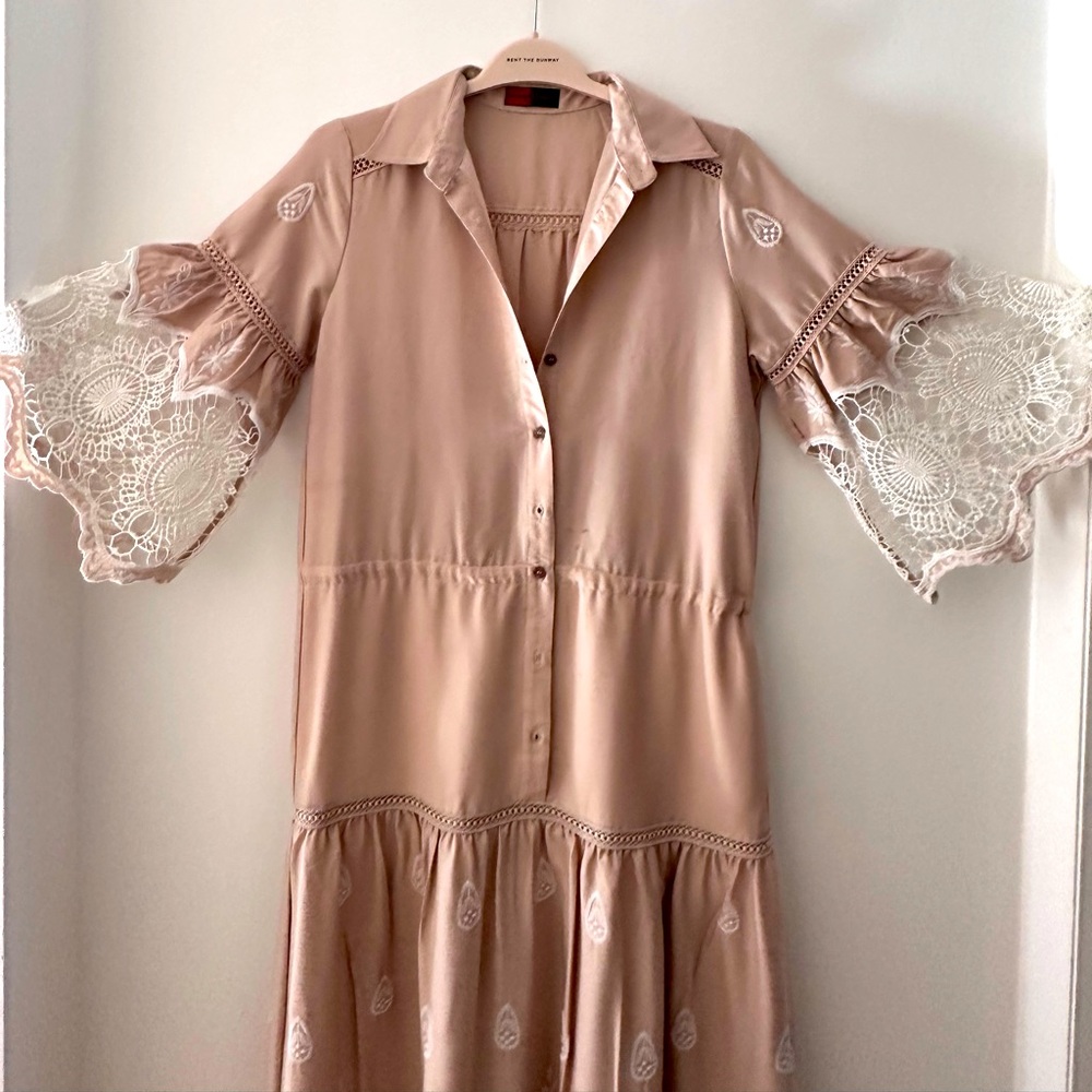 Excellent condition dress. Lace sleeves. Knee length.